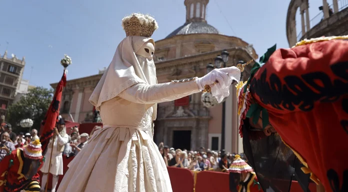 Los bailes tradicionales del Corpus Christi llenan este domingo València de color y devoción Baile de la Moma: el triunfo de la Virtud