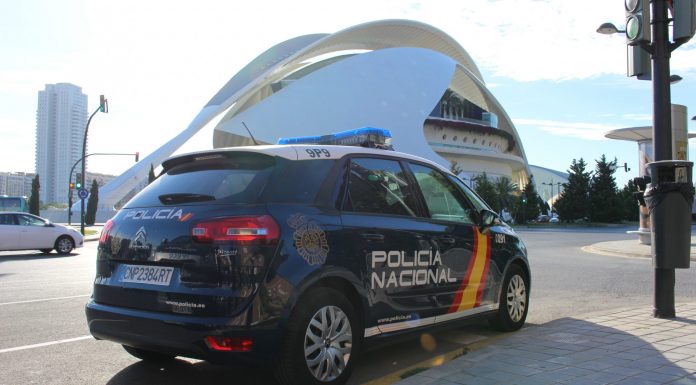 Evitan que un hombre salte al vacío desde una azotea de Valencia