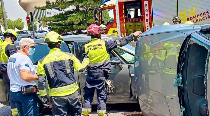 Vuelca un coche tras un accidente junto al Palau de Les Arts