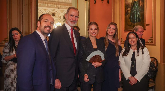 Los alcaldes de Catarroja y Aldaia regalan un abanico artesano a la Princesa Leonor en los Premios Princesa de Girona 7televalencia abanico catarroja aldaia reyes