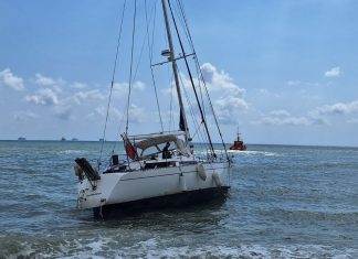 Velero a escasos metros de la orilla