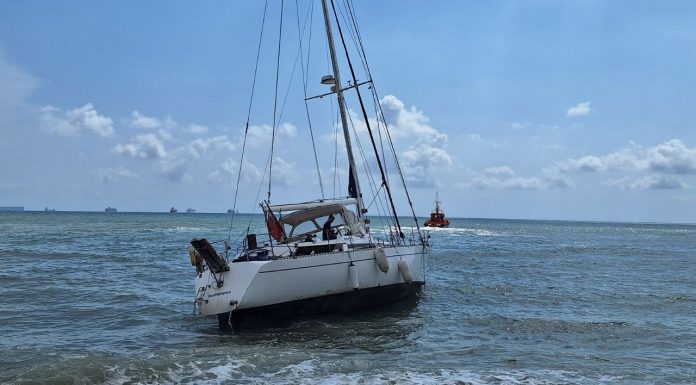 Un velero de lujo lleva varado cuatro días en la playa nudista de El Saler Velero a escasos metros de la orilla