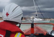 Localizado con vida el tripulante del velero desaparecido entre Gandía y Guardamar tras doce días a la deriva Velero varado en la orilla de la playa de La Garrofera (El Saler)