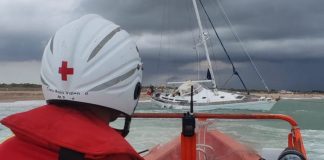 Velero varado en la orilla de la playa de La Garrofera (El Saler)