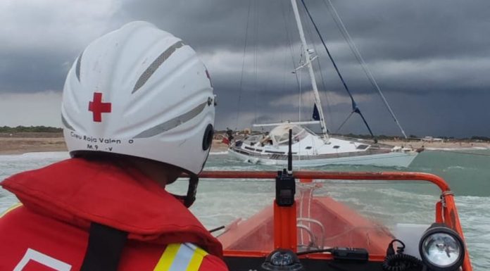 Localizado con vida el tripulante del velero desaparecido entre Gandía y Guardamar tras doce días a la deriva Velero varado en la orilla de la playa de La Garrofera (El Saler)