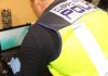 Un hombre estafa más de 85.000 euros a su abuela en Algemesí Agente de la Policía Nacional inspeccionando un ordenador por estafa