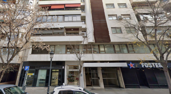 Rescatan a seis personas de un incendio en un edificio de València Fachada del edificio siniestrado en la calle Artes Gráficas de València