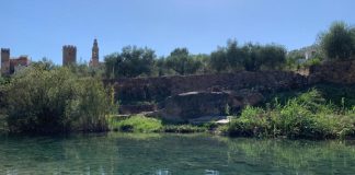 Vista de la zona de río y el pueblo al fondo