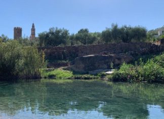 Vista de la zona de río y el pueblo al fondo