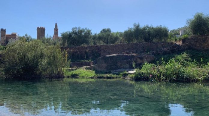 Escapada refrescante a Argelita: piscinas naturales, senderismo y calma a 1 hora de Valencia Vista de la zona de río y el pueblo al fondo