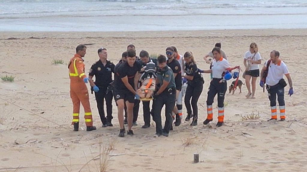 Salvan de ahogarse a un hombre de 70 años en una playa de Oliva ...