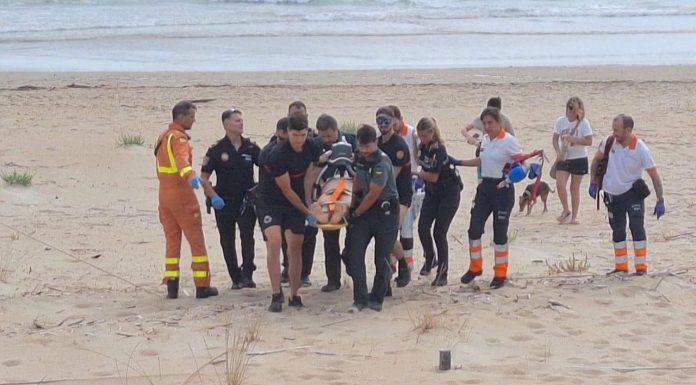 Salvamento en la playa de Oliva