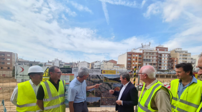 El Ministerio de Transportes destina más de 370 millones a reconstruir infraestructuras dañadas por la DANA Visita del secretario de Estado de Transportes y Movilidad a Paiporta, junto a su alcalde, Vicent Ciscar