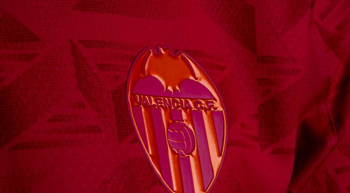 El Valencia CF presenta la segunda equipación 2025-26: el ‘rojo Torino’ Segunda equipación del Valencia CF rojo 'torino'