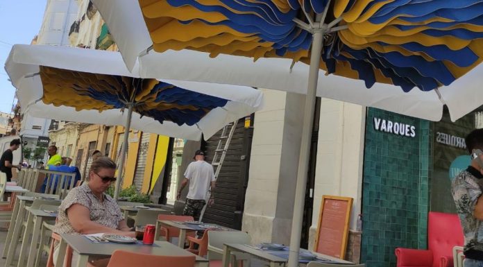 Sombrillas que absorben el ruido: València prueba unas nuevas terrazas sostenibles en Russafa Nuevas sombrillas de las ECOTerrazas Sostenibles instaladas en Russafa