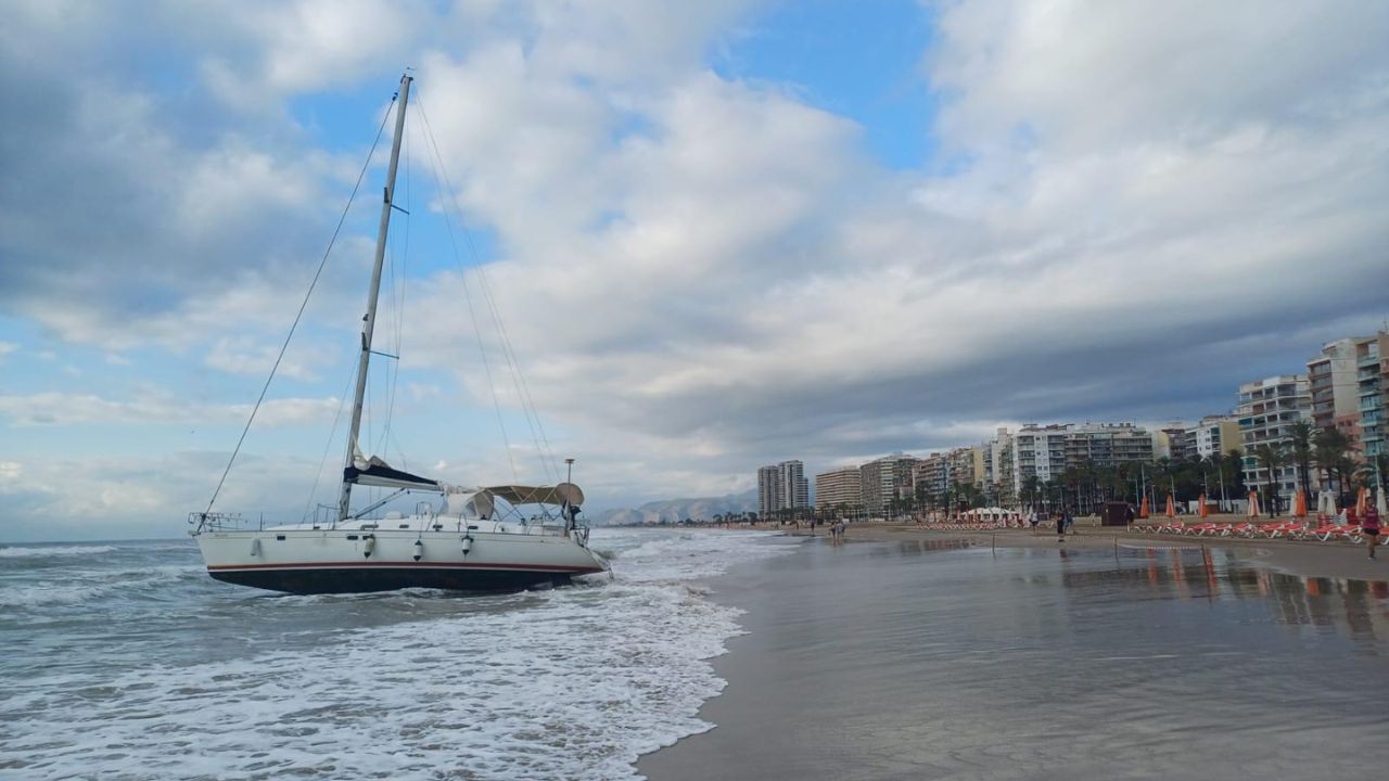 El velero se sitúa a primera línea de playa