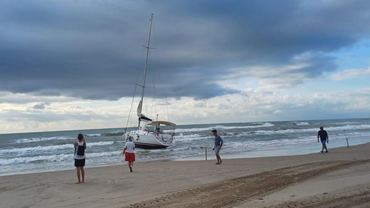 Curiosos se acercan al barco varado