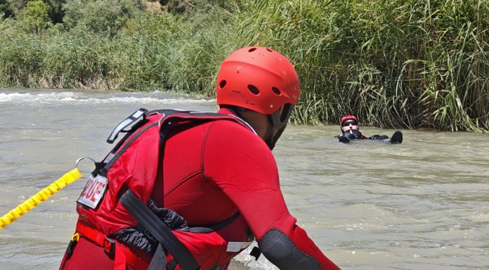 Así rescatan los bomberos a personas atrapadas en las aguas del río Cabriel