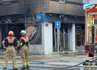 El cableado del falso techo de la tienda incendiada en la avenida del Puerto podría ser el origen del fuego