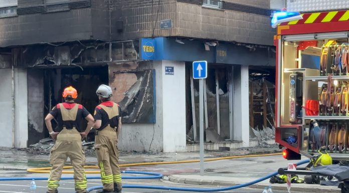 El cableado del falso techo de la tienda incendiada en la Avenida del Puerto podría ser el origen del fuego El cableado del falso techo de la tienda incendiada en la avenida del Puerto podría ser el origen del fuego