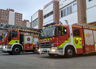Un coche en llamas corta Primado Reig y colapsa Benimaclet