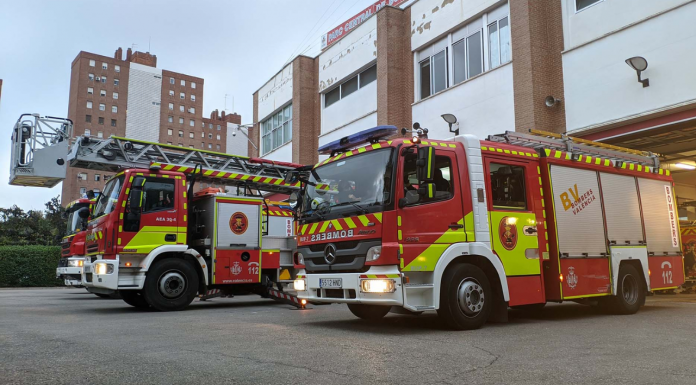 Un coche en llamas corta Primado Reig y colapsa Benimaclet Un coche en llamas corta Primado Reig y colapsa Benimaclet