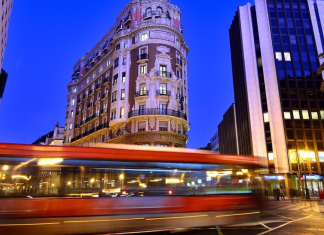 Valencia podría recuperar el aparcamiento nocturno en el carril bus del centro