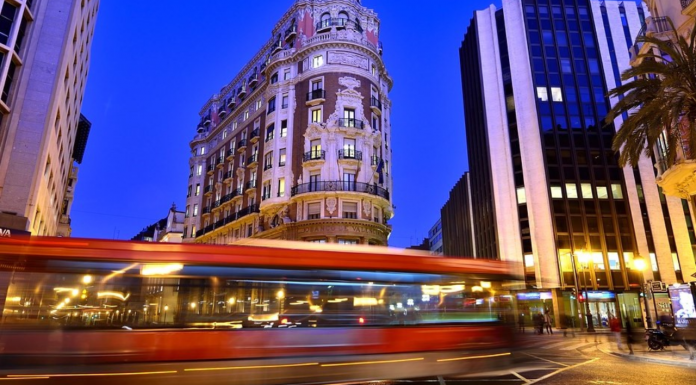 Valencia podría recuperar el aparcamiento nocturno en el carril bus del centro Valencia podría recuperar el aparcamiento nocturno en el carril bus del centro