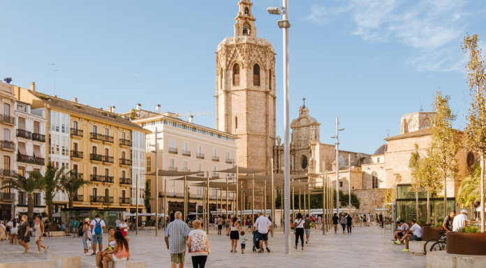 Valencia estudia la instalación de toldos en las principales plazas de la ciudad para mitigar el calor