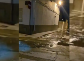 El calor revienta varias tuberías de El Palmar y anega sus calles de agua