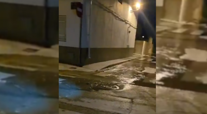 El calor revienta varias tuberías en El Palmar y anega sus calles de agua El calor revienta varias tuberías de El Palmar y anega sus calles de agua