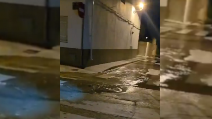 El calor revienta varias tuberías de El Palmar y anega sus calles de agua