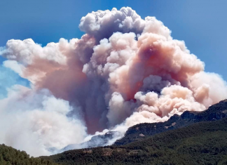 El humo del incendio de Tarragona alcanza Valencia y desata decenas de llamadas al 112