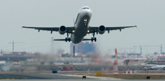 Desalojan a 50 adolescentes judíos de un avión y detienen a su monitora en el aeropuerto de Valencia