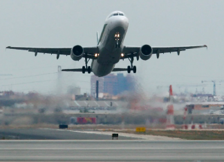 Desalojan a 50 adolescentes judíos de un avión y detienen a su monitora en el aeropuerto de Valencia