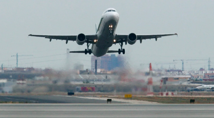 Desalojan a 50 adolescentes judíos de un avión y detienen a su monitora en el aeropuerto de Valencia Desalojan a 50 adolescentes judíos de un avión y detienen a su monitora en el aeropuerto de Valencia