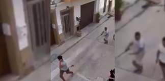 VÍDEO | Reyerta en el centro de Jávea: jóvenes armados intentan agredir a los moradores de una vivienda