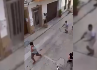 VÍDEO | Reyerta en el centro de Jávea: jóvenes armados intentan agredir a los moradores de una vivienda