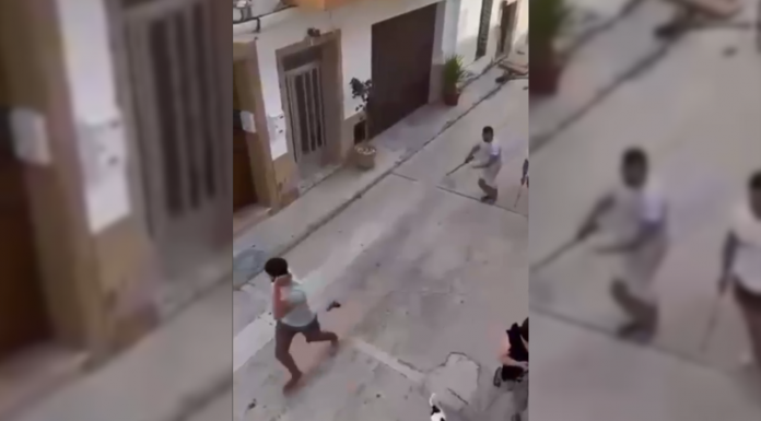 VÍDEO | Reyerta en el centro de Jávea: jóvenes armados intentan agredir a los moradores de una vivienda VÍDEO | Reyerta en el centro de Jávea: jóvenes armados intentan agredir a los moradores de una vivienda