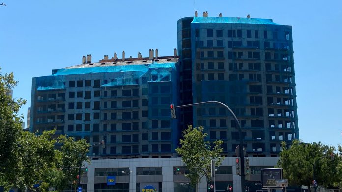 Comienzan las obras de rehabilitación del edificio calcinado de Campanar