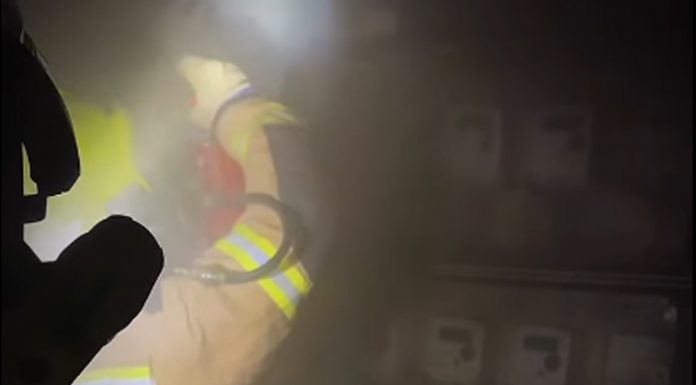 Así apagan los bomberos un fuego en el cuarto de contadores en la avenida Antiguo Reino