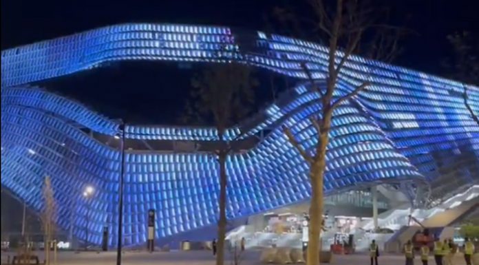 Así es la espectacular iluminación exterior del Roig Arena