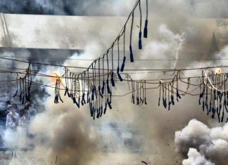 Mascletá durante la celebración de Fallas