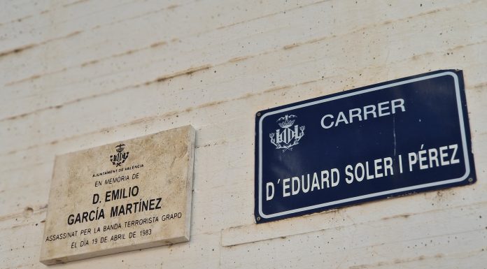 Valencia instala tres placas en recuerdo a víctimas cerca de los lugares donde fueron asesinados