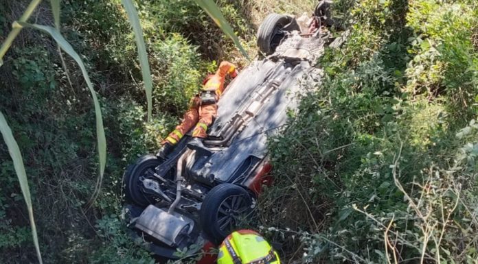 Dos coches se despeñan en terraplenes en Castelló del Rugat y Requena