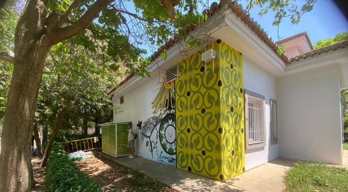 Un mural muestra el sol, viento y agua de Valencia