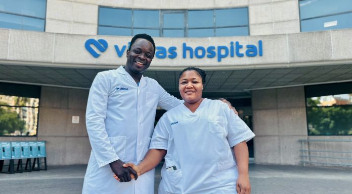 Dos enfermeros africanos reciben formación sanitaria en un hospital de Valencia