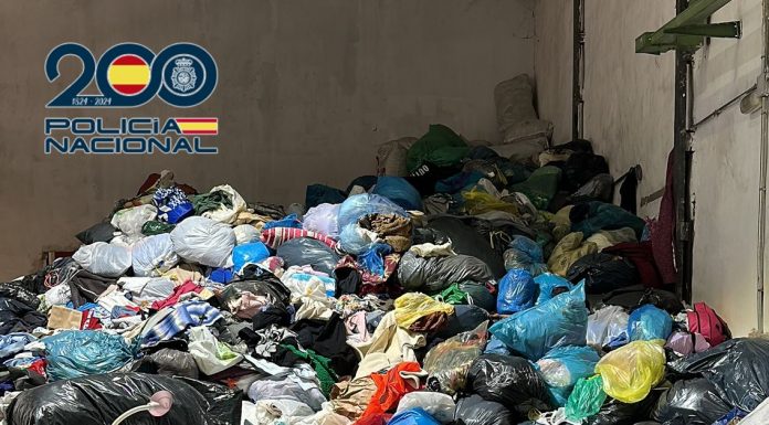 Fingían ser empleados de una fundación para robar en contenedores de ropa usada