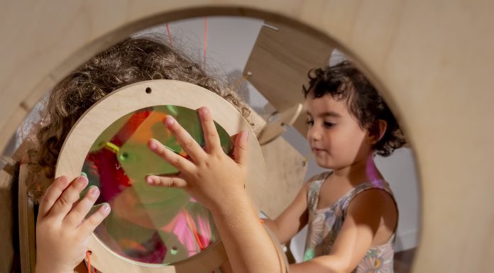 Los bebés experimentan en el IVAM con su fábrica de juguetes
