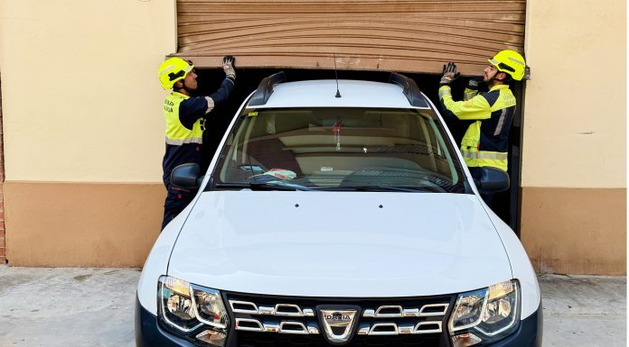 Un coche queda atrapado por el bloqueo de una persiana en Castellar